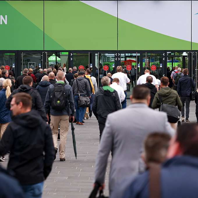 Besucherstrom geht auf den Eingang der Messe Nürnberg zu